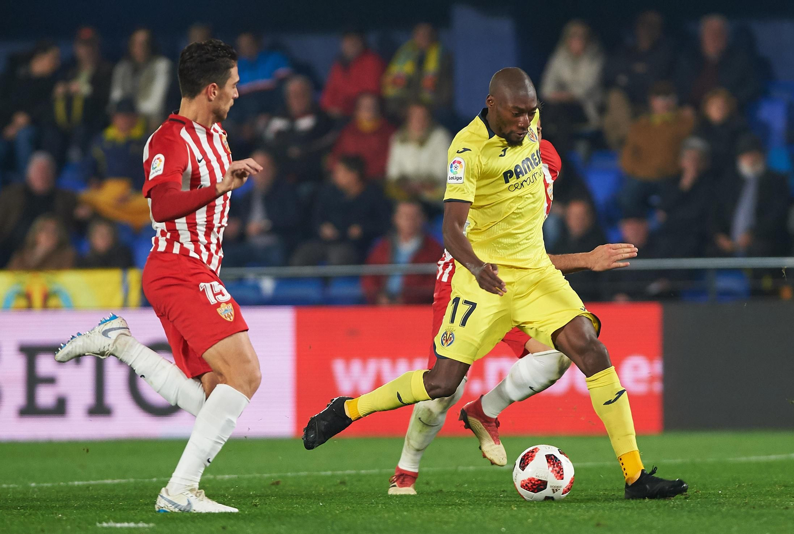 Ekambi marca uno de sus goles con el Villarreal.