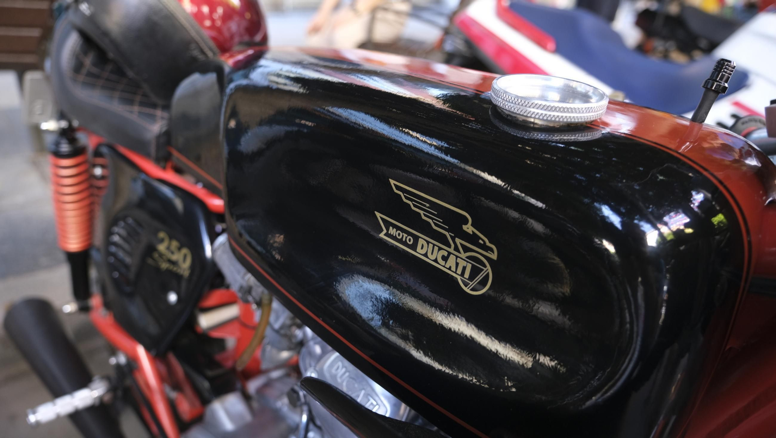 Exposición de Motos Antiguas de la Feria de Almería, en imágenes