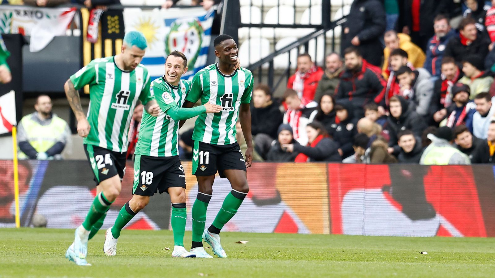 Luiz Henrique festeja su gol con Guardado en el partido de la pasada temporada.