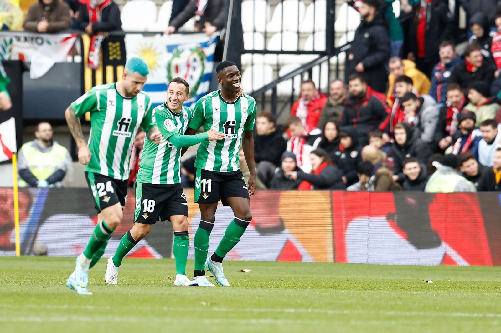 Luiz Henrique festeja su gol con Guardado en el partido de la pasada temporada.
