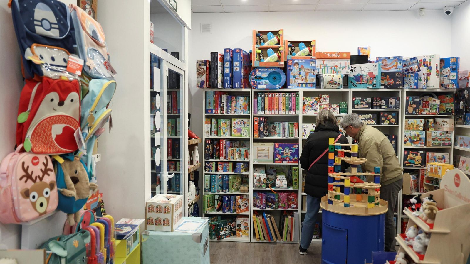 Variedad de juego y juguetes en el espacio creativo.