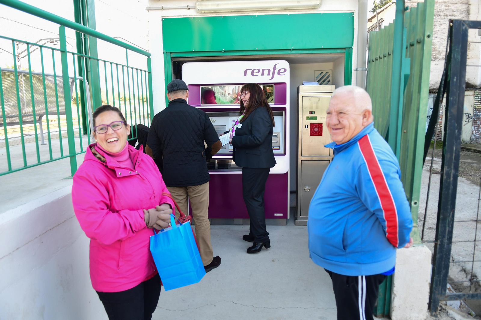 Usuarios esperando a comprar el billete.