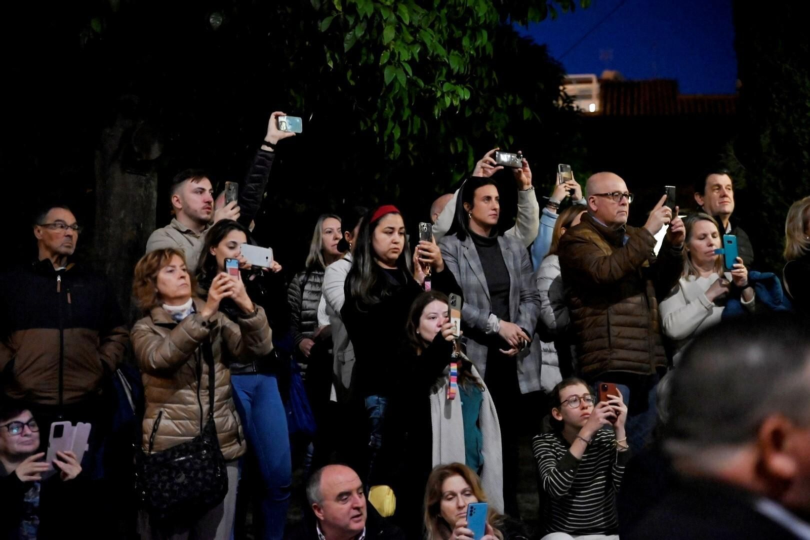 El Cristo de la Piedad preside el vía crucis de las cofradías, en imágenes