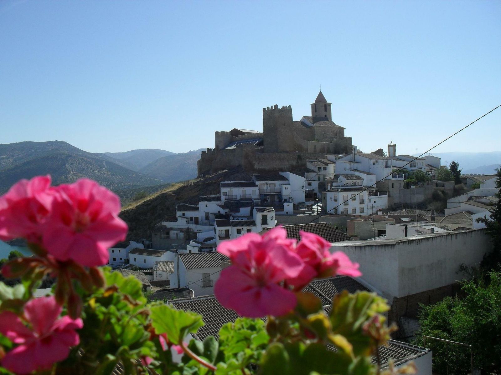 Panorámica de Iznájar, con el Castillo sobre el caserío.