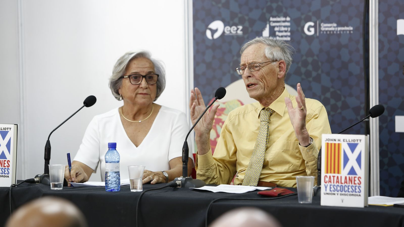 Inmaculada Arias junto a John Elliot en la presentación de 'Catalanes y Escoceses. Unión y Discordia'.