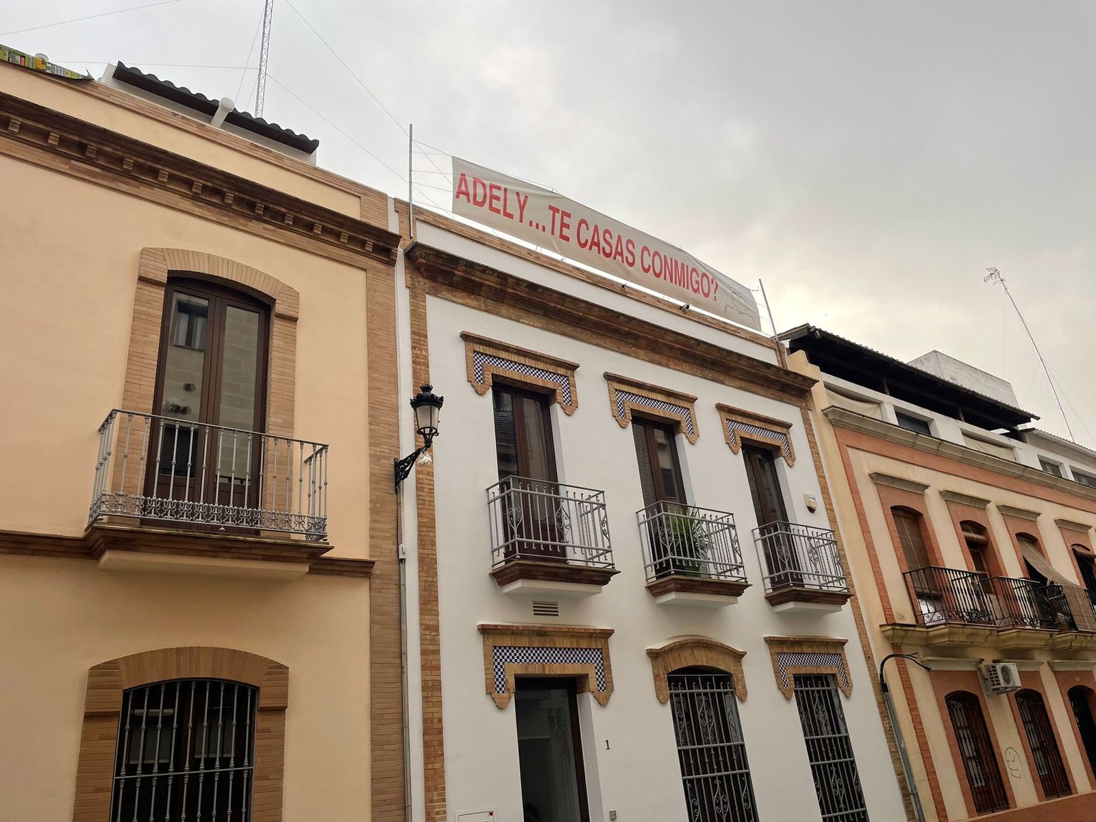 La romántica petición de mano en la calle Periodista Luca de Tena