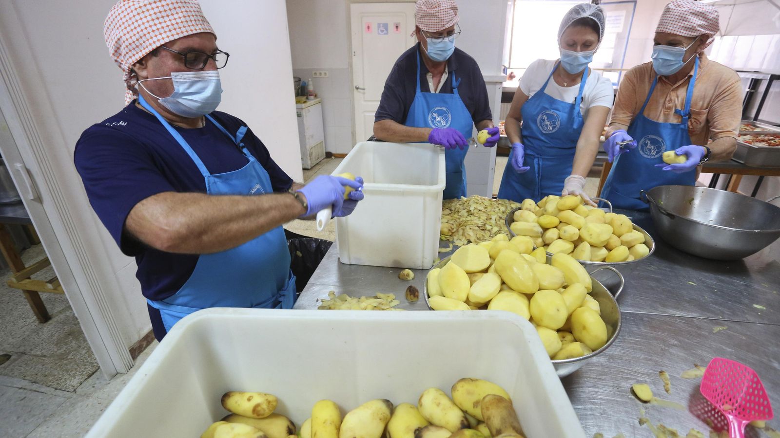Voluntarios del comedor social Yo soy tú, en Miraflores de los Ángeles.