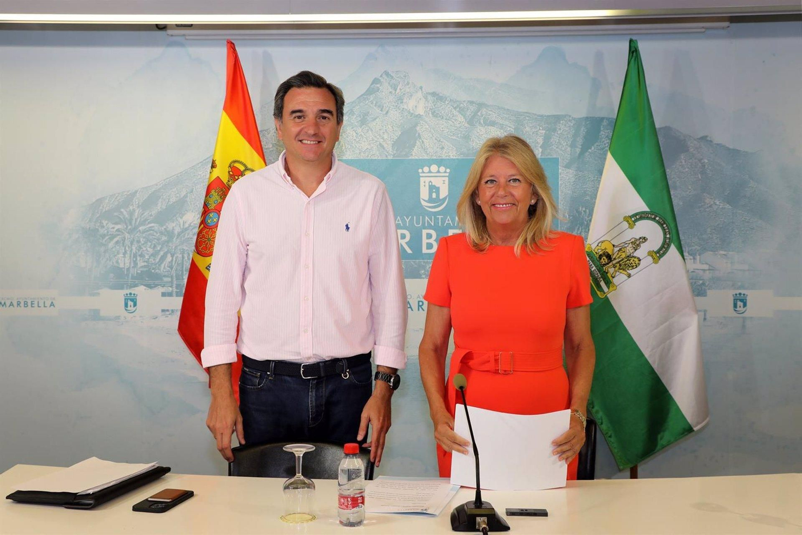El concejal de Hacienda junto a la alcaldesa de Marbella.