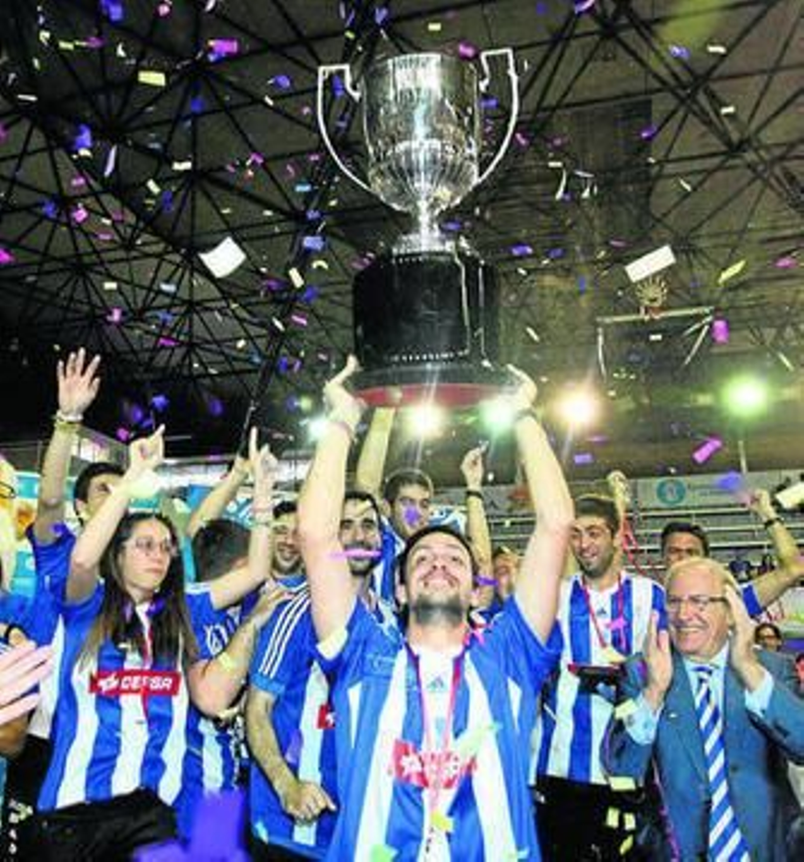 Eliezer Ojeda alza la copa de campeón tras ganar el título de liga. Eliezer Ojeda alza la copa de campeón tras ganar el título de liga.