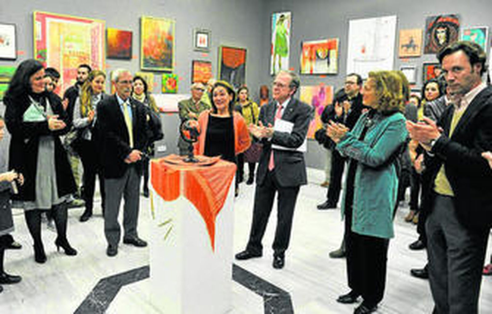 Rosa Muñiz (centro), junto al presidente del Ateneo, Alberto M. Pérez (derecha), durante la inauguración de la exposición.