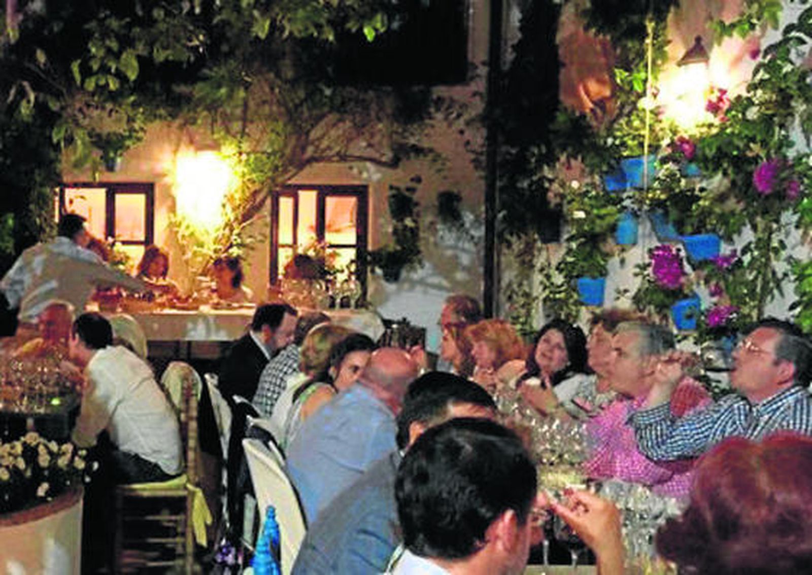 La armonía de El Patio de María. Como afirma su propietaria, El Patio de María, en la calle Don Rodrigo 7, es un espacio "equilibrado y armónico, sobrio y sosegado" para encuentros de familias y amigos.

Foto: Rafael A. Butelo