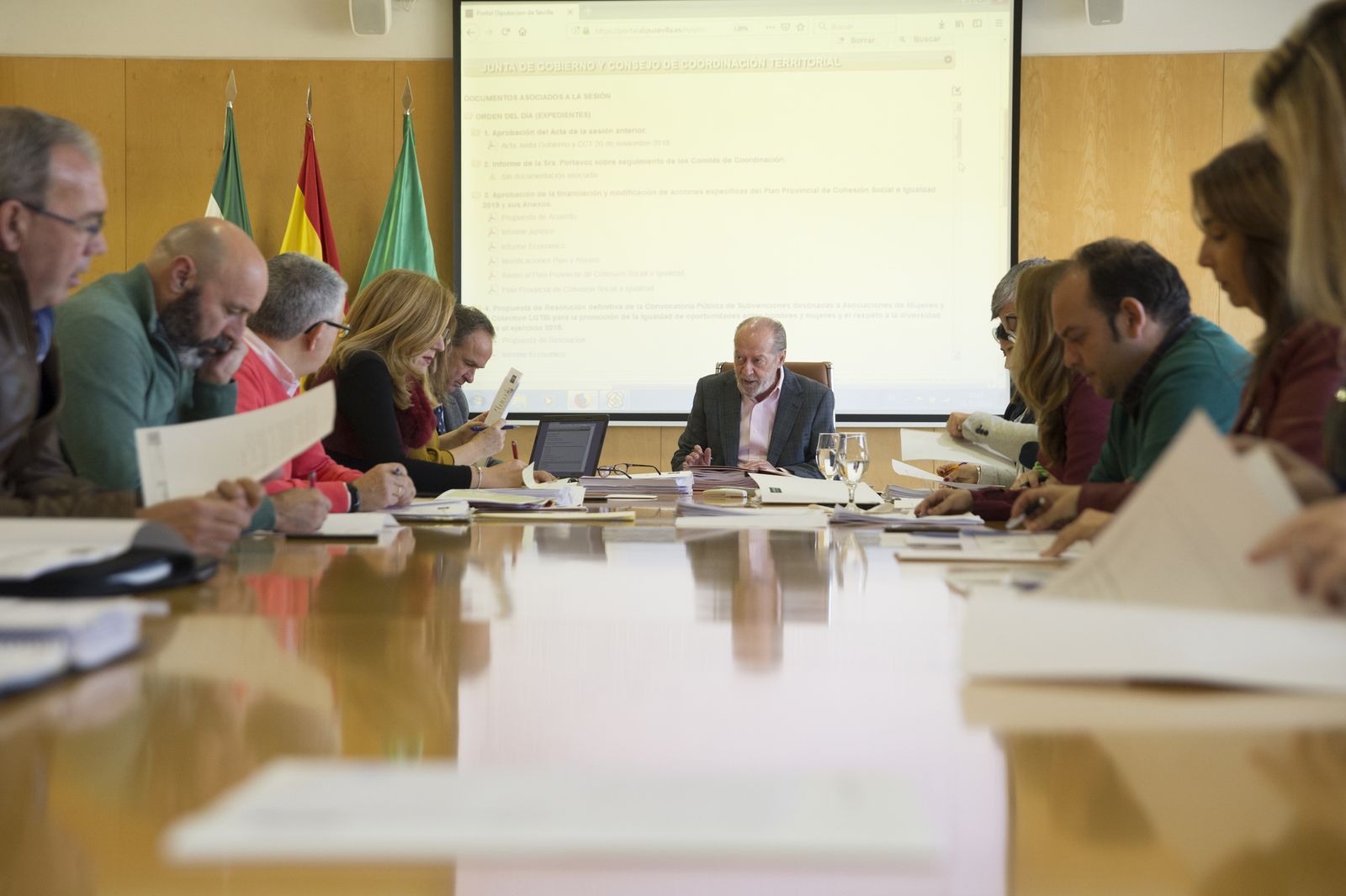 El presidente de la Diputación de Sevilla, al frente de la Junta de Gobierno.