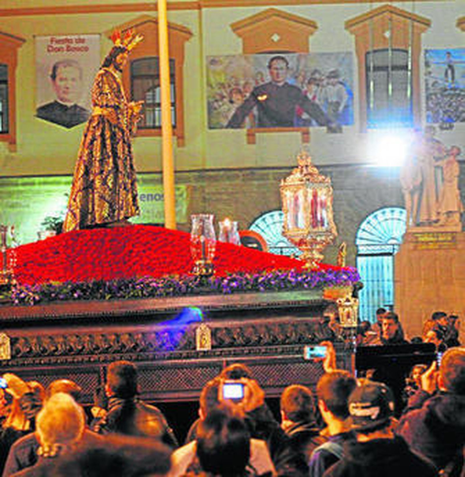 La imagen del Cautivo pasa delante del colegio de Salesianos el pasado sábado.