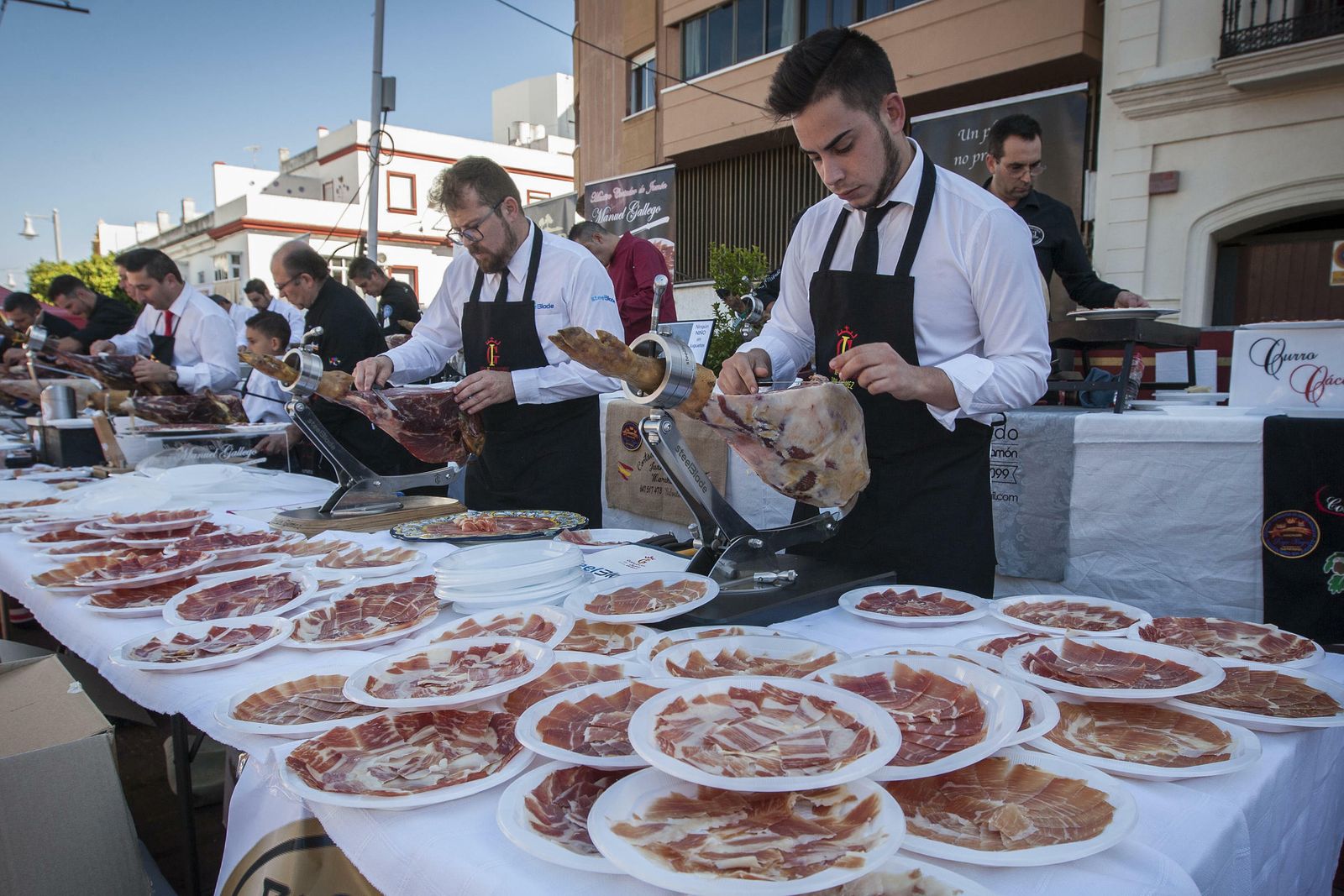 El Día del Jamón en Almadén de la Plata se celebra este puente.