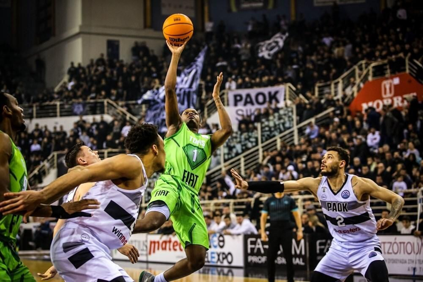 Cassius Winston lanza a canasta.