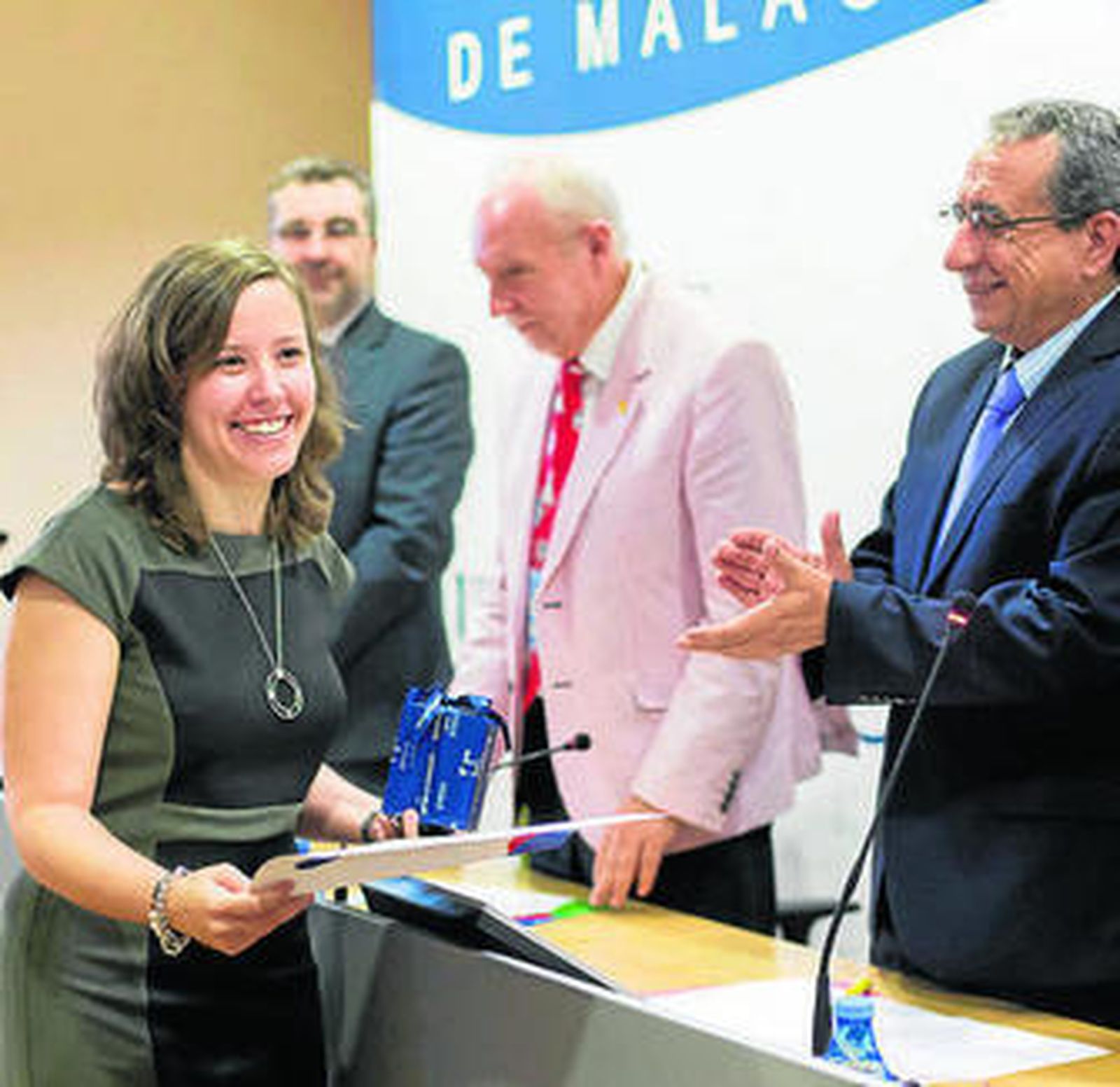 La premiada, al recibir su distinción.