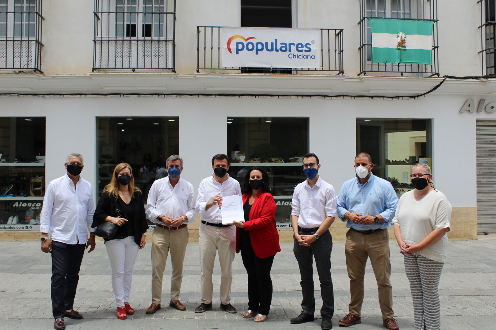 Miembros del PP local y provincial, ante la sede de la formación en Chiclana.