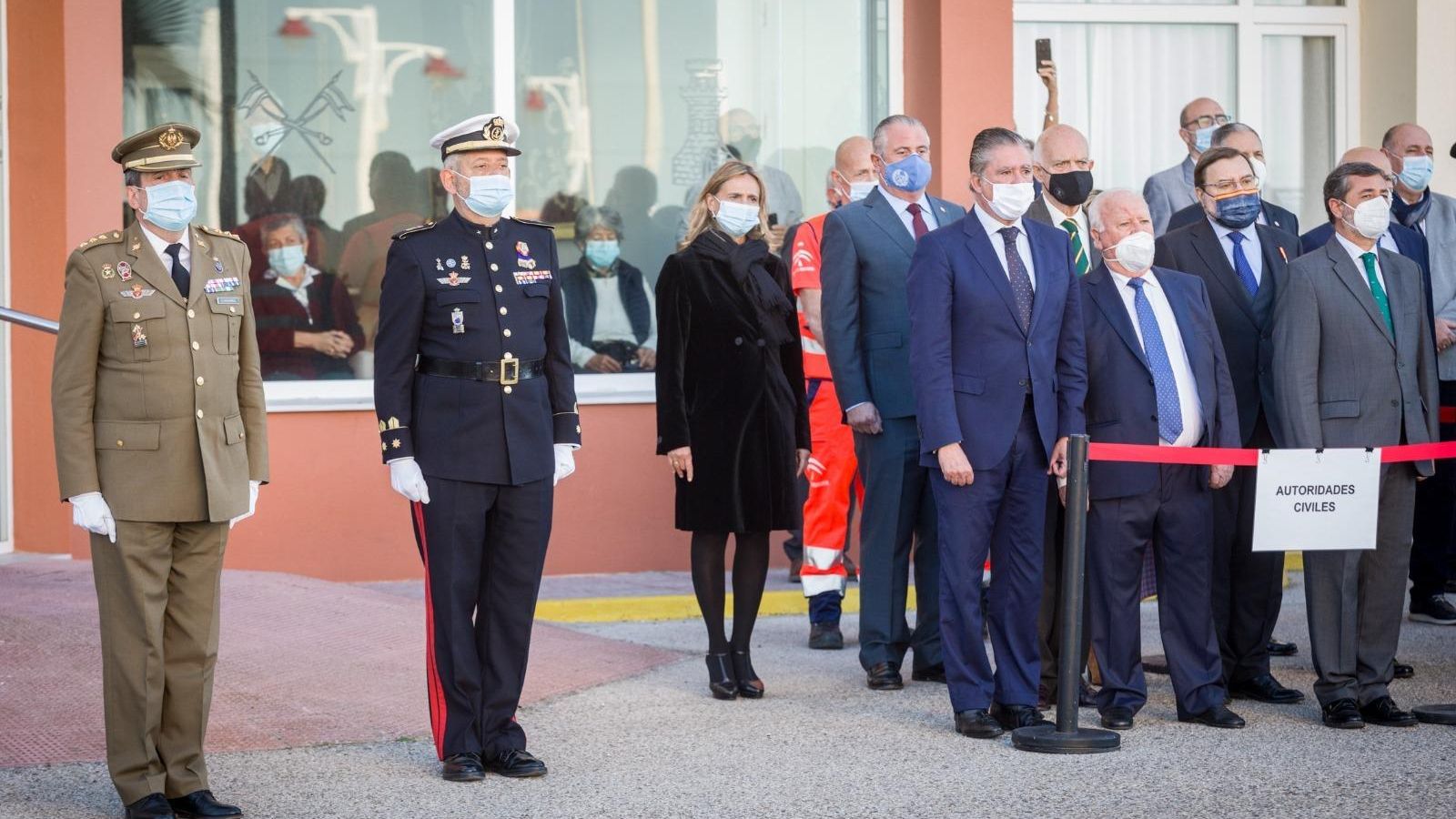 El delegado de Defensa de Andalucía y el subdelegado en Cádiz presiden el acto junto a los invitados.