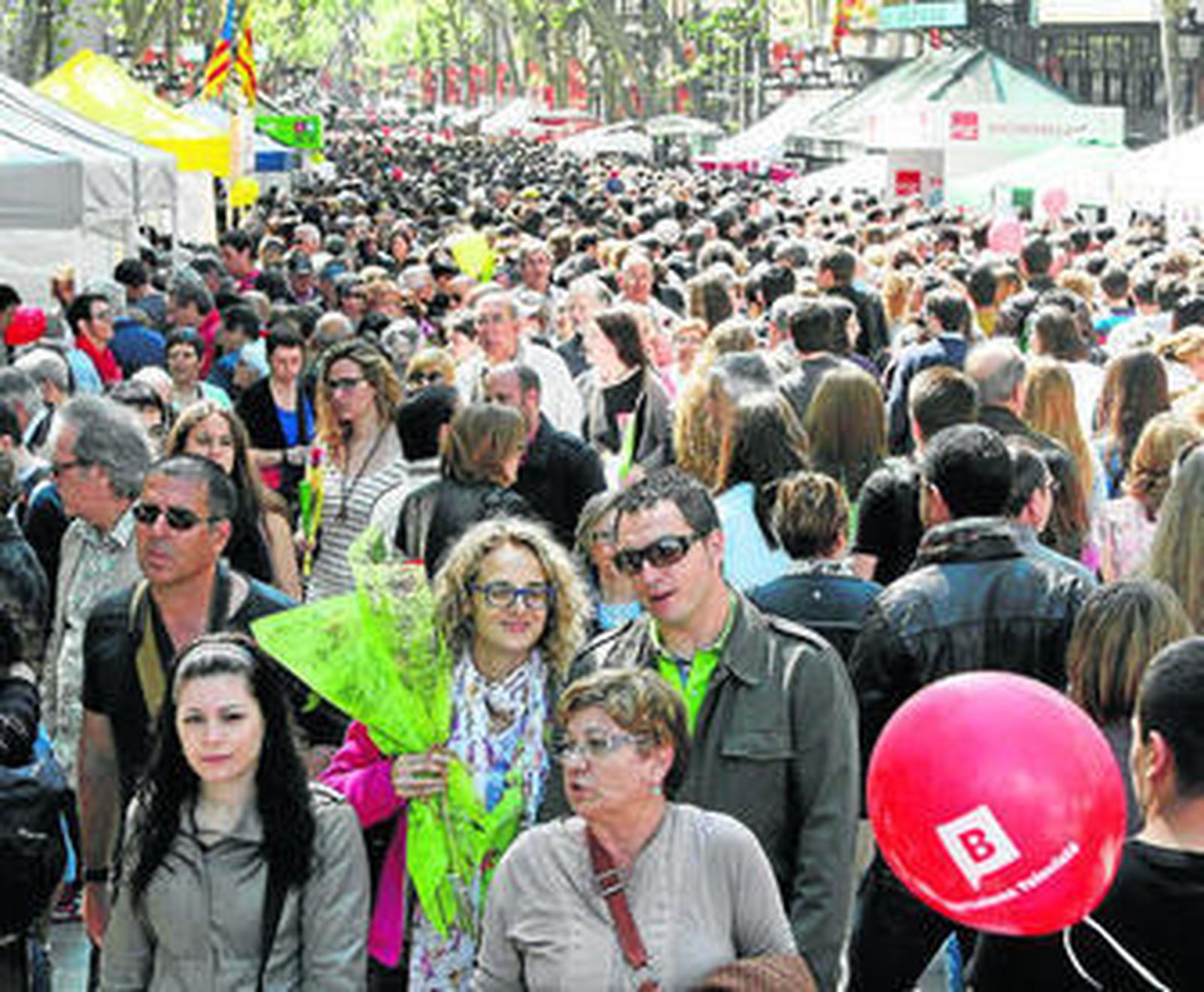 La Rambla de las Flores de Barcelona en la festividad de Sant Jordi, una jornada cultural y social en Cataluña.