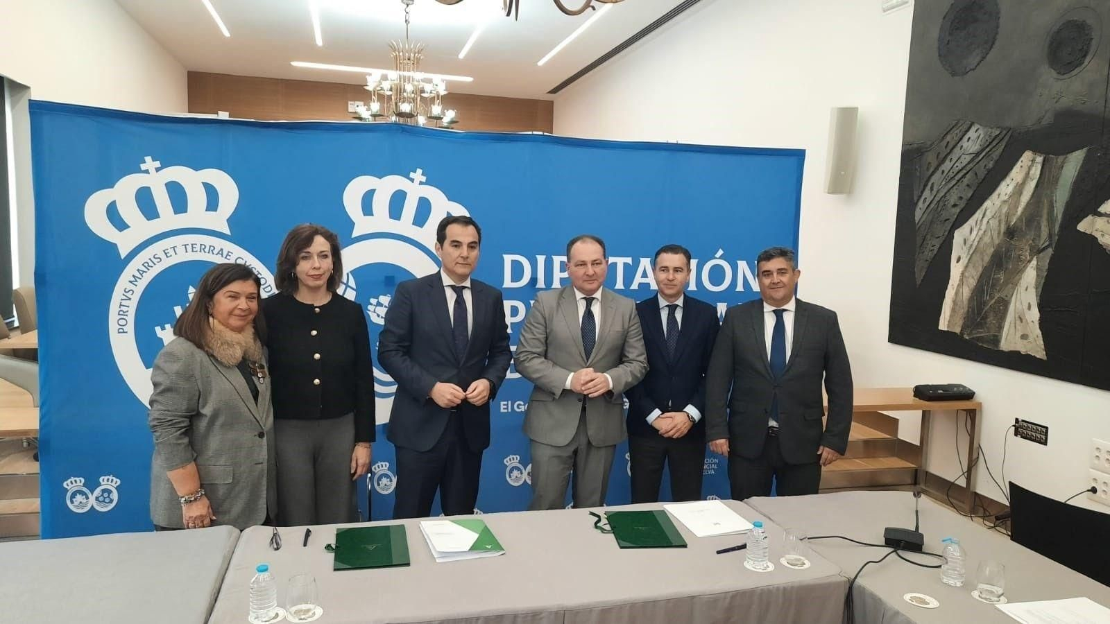 Firma del convenio entre la Junta y la Diputación