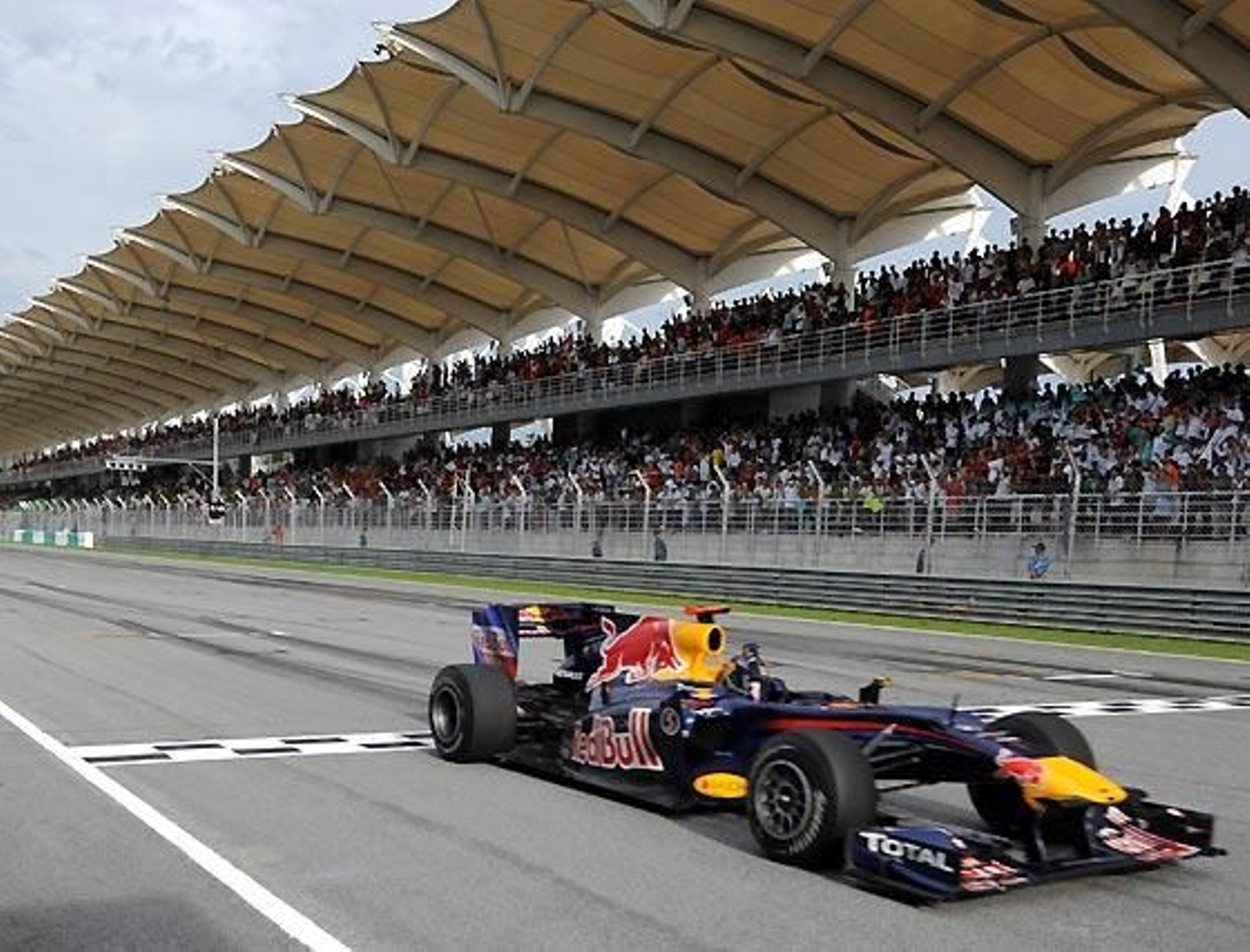 El piloto alemán de Red Bull Sebastian Vettel cruza la meta del Gran Premio de Malasia.

Foto: Reuters / Afp Photo / Efe