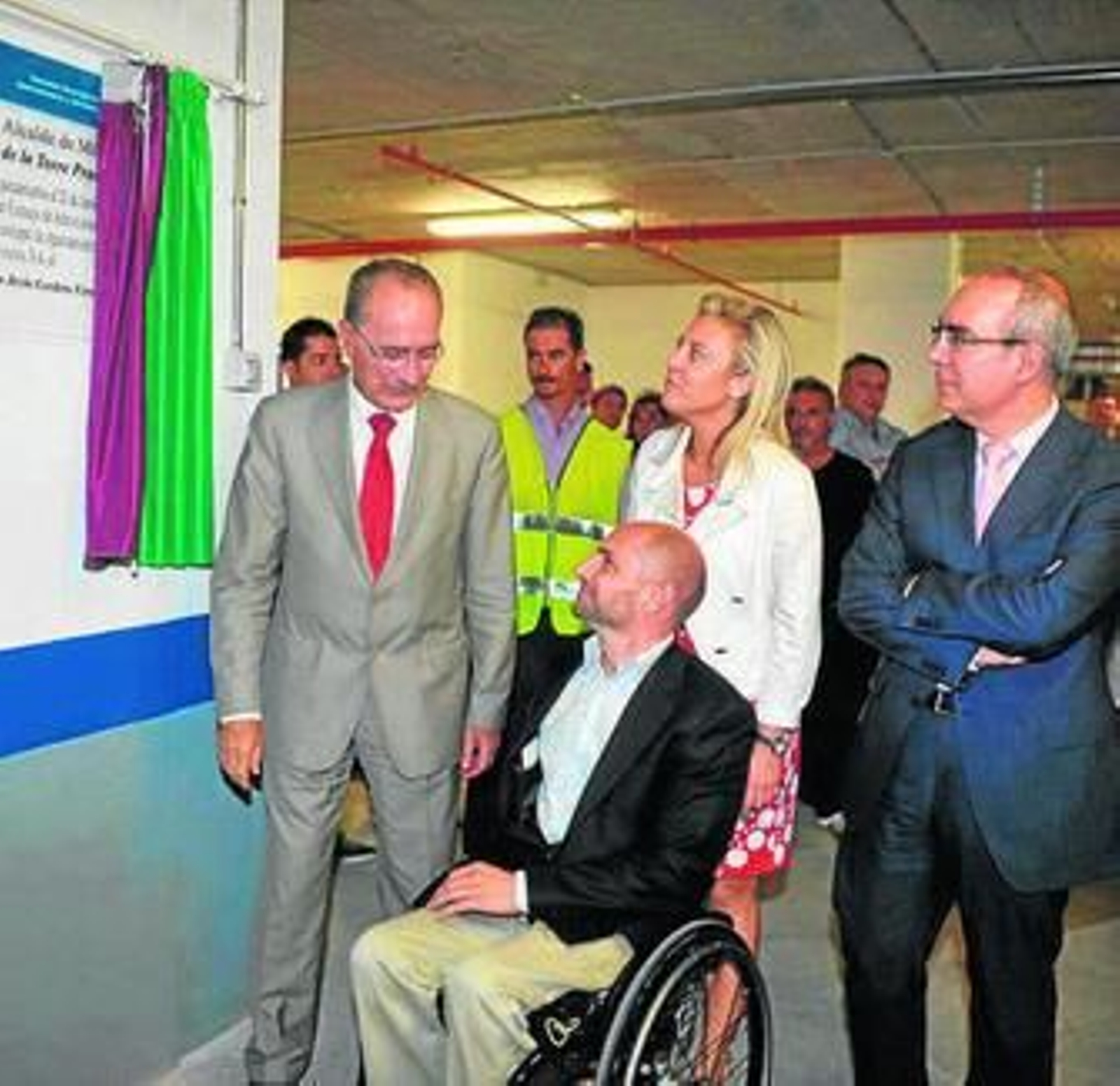 El alcalde, Carolina España, Raúl López y Moreno Brenes descubren la placa.
