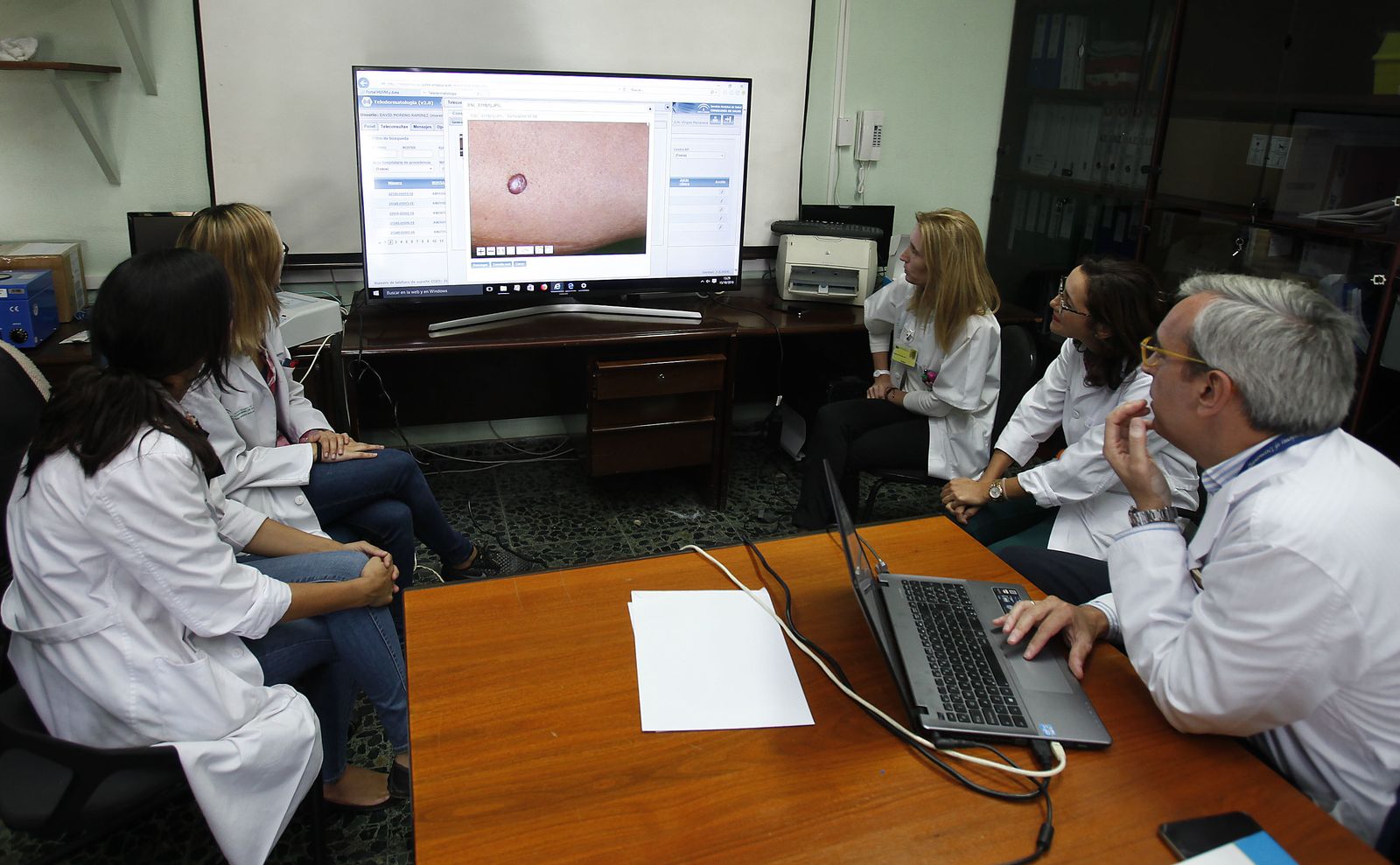 Miembros del equipo de Dermatología en la sala digital del Macarena