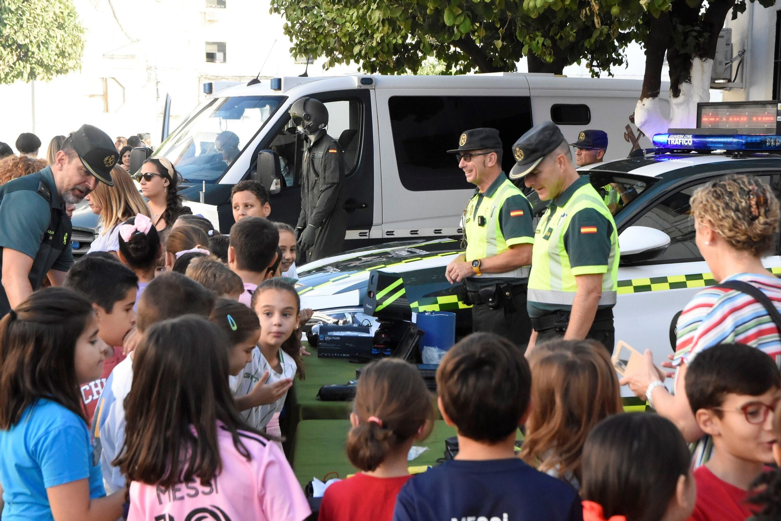 Exhibición de la Guardia Civil ante escolares de colegios de Córdoba. Exhibición de la Guardia Civil ante escolares de colegios de Córdoba.