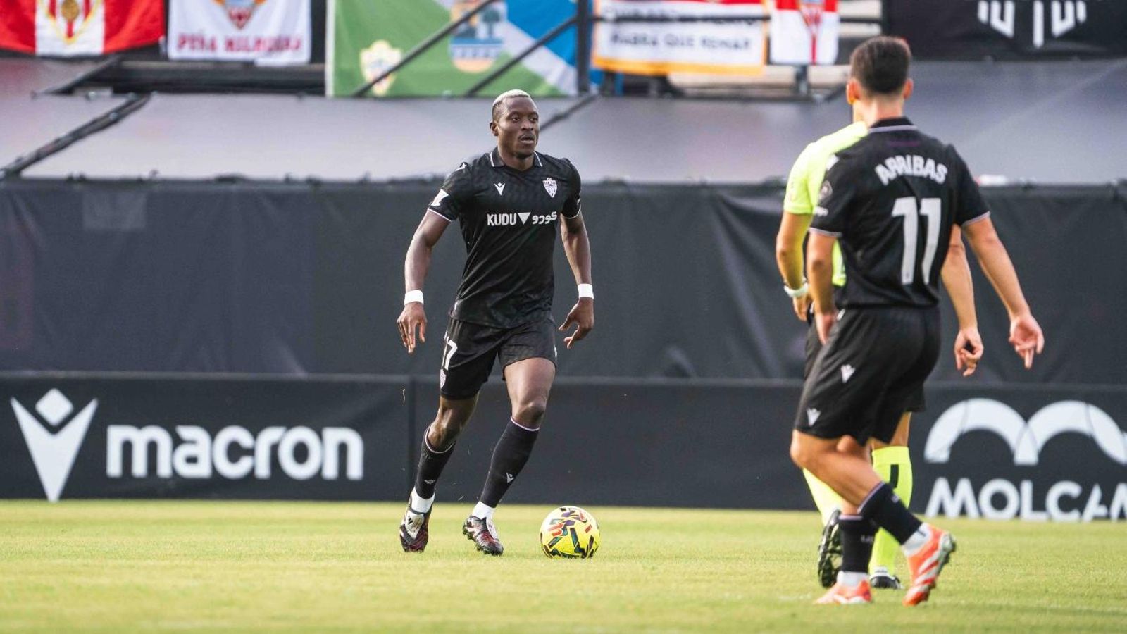 Dion Lopy maneja el balón en el último encuentro de los unionistas ante el Ceuta.