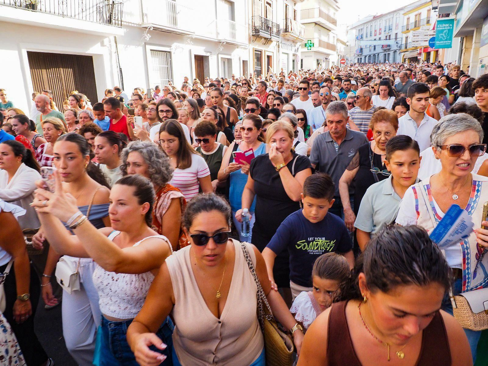 Imágenes de la multitudinaria despedida de la Virgen de la Bella en Lepe antes de la Magna, emulando la de 1954
