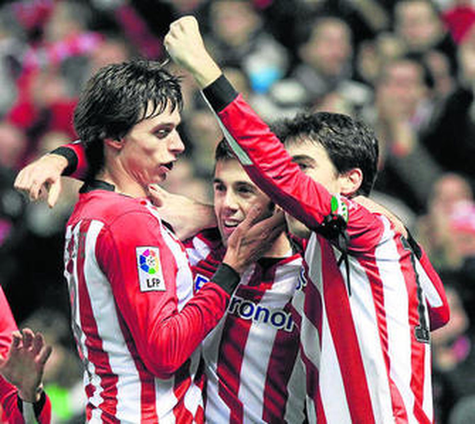 Iturraspe e Iraola celebrando el gol con Susaeta.