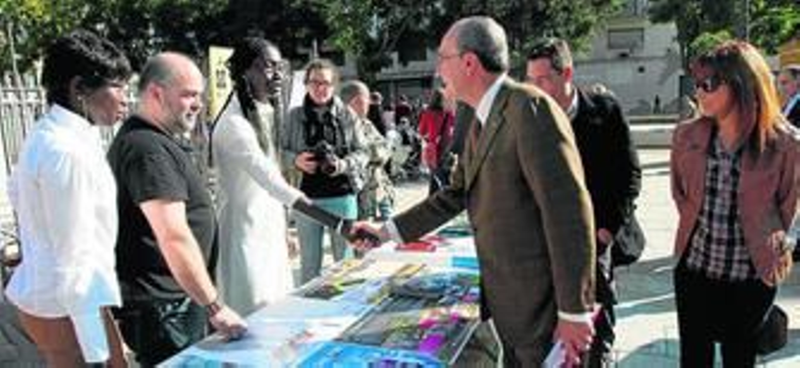 De la Torre saluda a los miembros de una de las mesas de voluntarios, ayer, en la Plaza de la Merced.