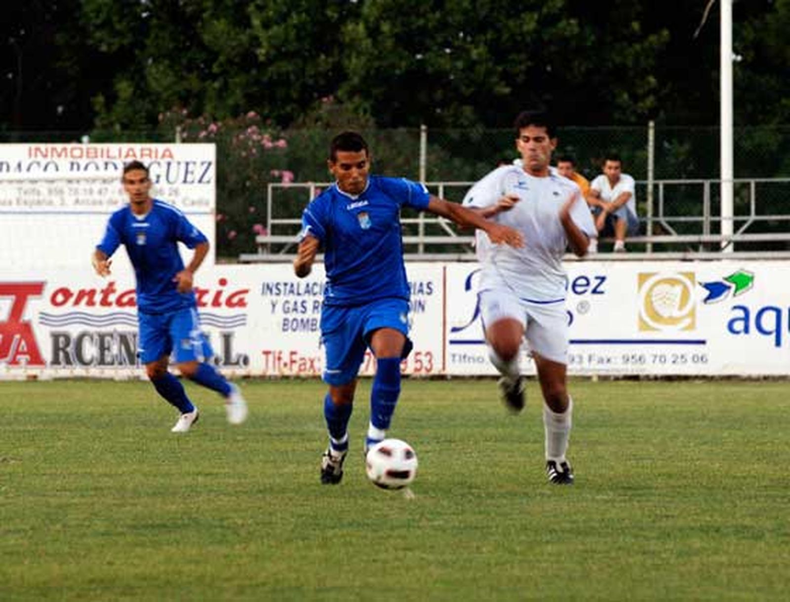 El técnico xerecista Javi López volvió a confeccionar un once para cada mitad y utilizó también dos sistemas

Foto: Ramon Aguilar