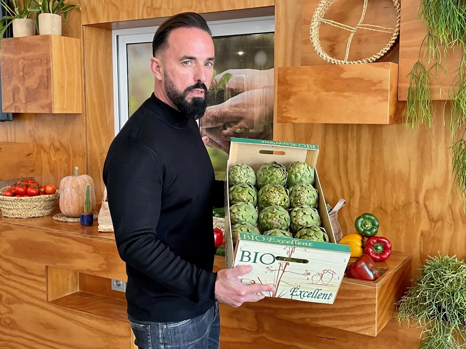 Francisco Montoya con unas cajas de alcachofas bio