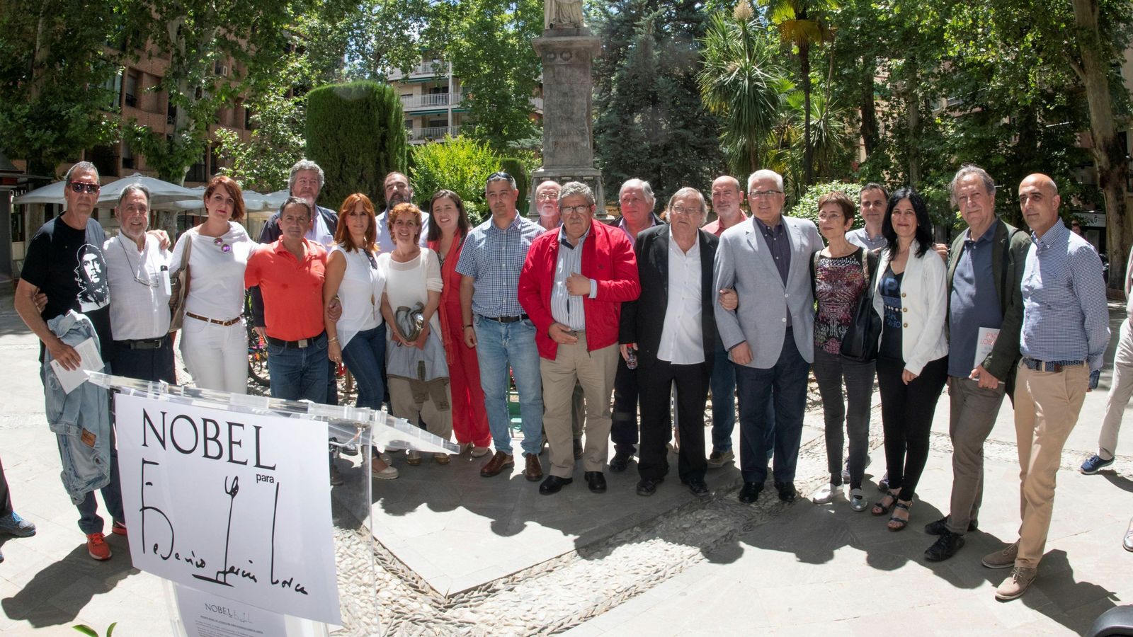 Foto de familia de algunos de los miembros de la iniciativa, que se presentó hace nueve meses en la plaza Mariana Pineda.