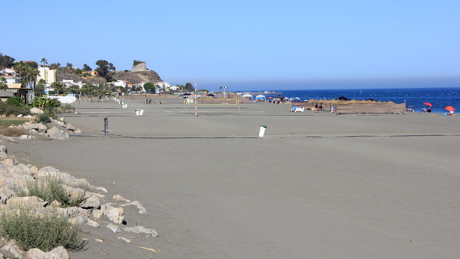 Los servicios e infraestructuras de la playa de Benajarafe han sido premiados con una Bandera Azul. Los servicios e infraestructuras de la playa de Benajarafe han sido premiados con una Bandera Azul.