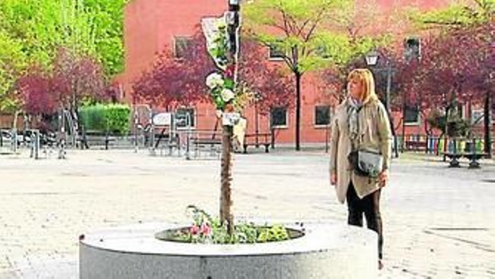 La madre de una de las víctimas del Madrid Arena, junto a ramos de flores de homenaje en Coslada.