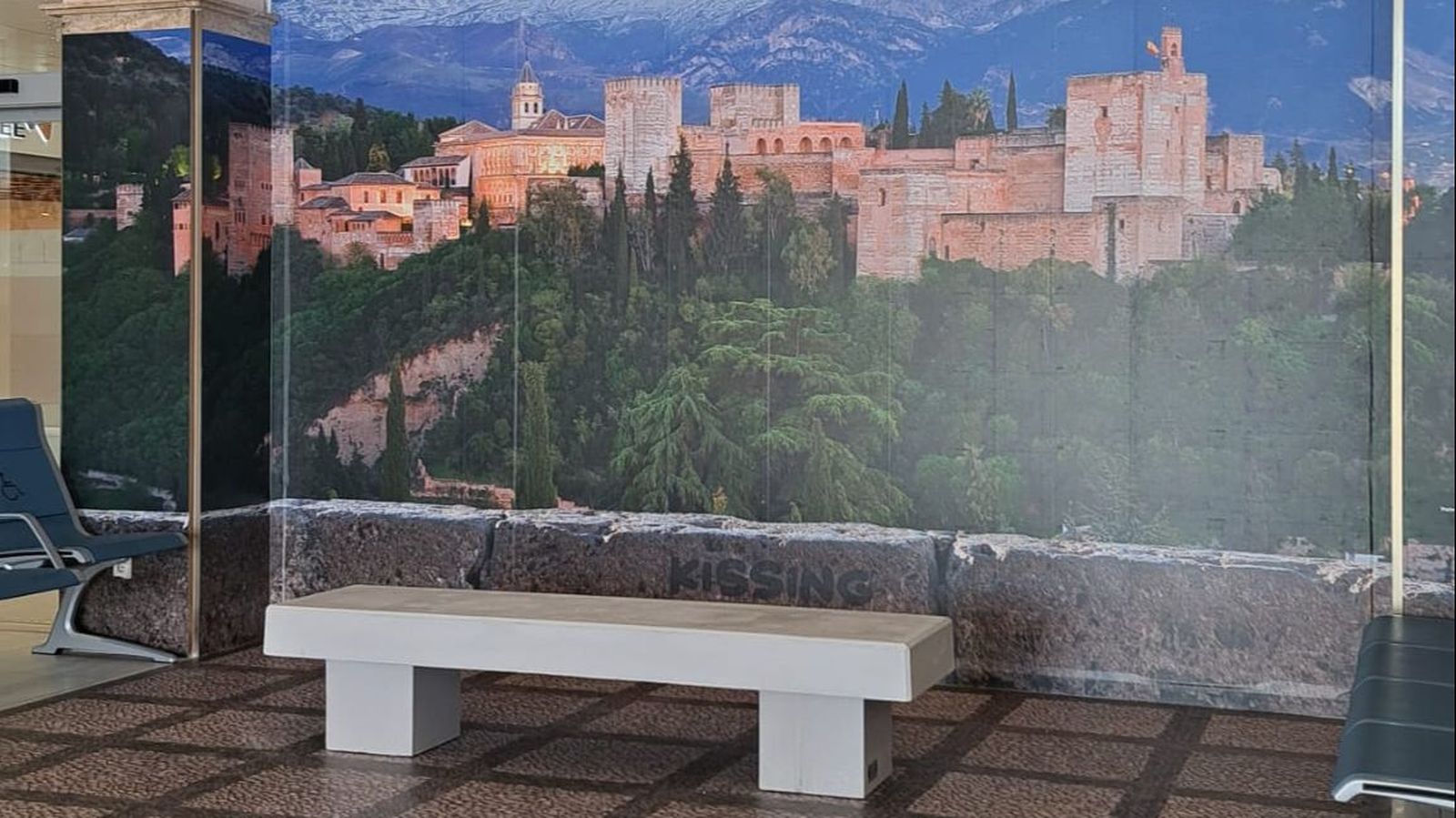 El 'kissing point' San Nicolás, la recreación del mirador antes del control de seguridad en el Aeropuerto de Granada