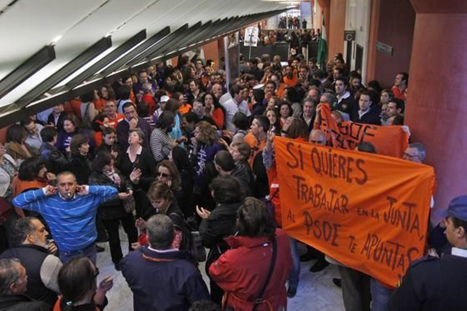 Los funcionarios se manifiestan en Torretriana para protestar ante la reunion con los sindicatos. 

Foto: Antonio Pizarro