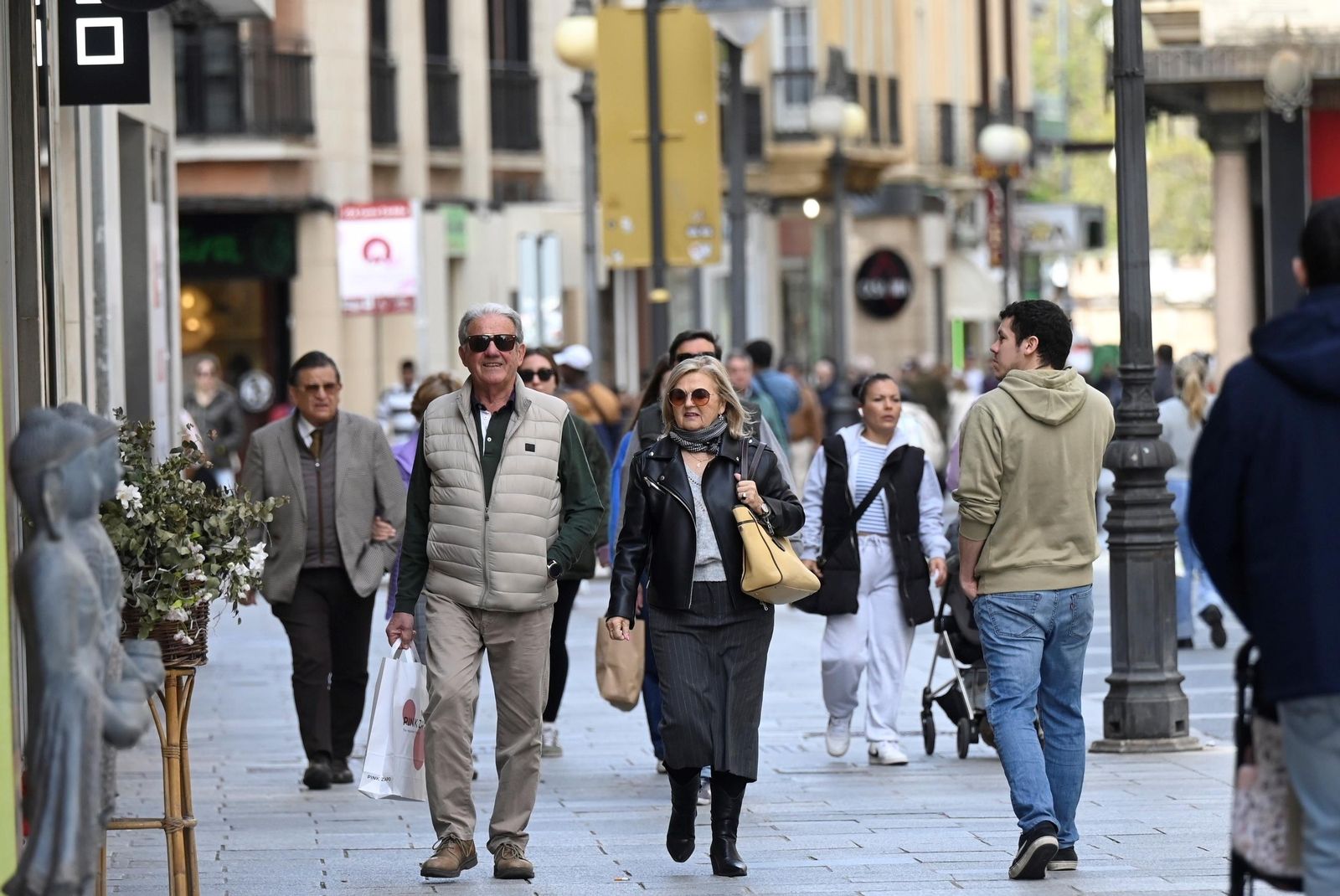 Los cordobeses aprovechan la tregua entre tormentas para salir a la calle, en imágenes