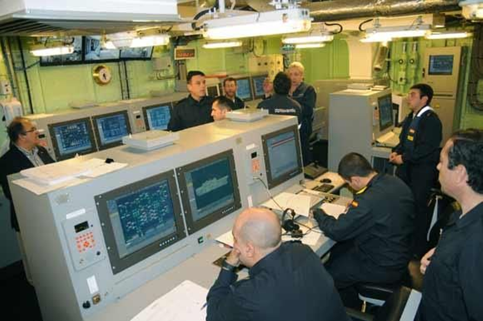 El 'Juan Carlos I', el mayor barco de guerra de la historia de la Armada Española, ya está atracado en la Base de Rota

Foto: Javier Gonzalez