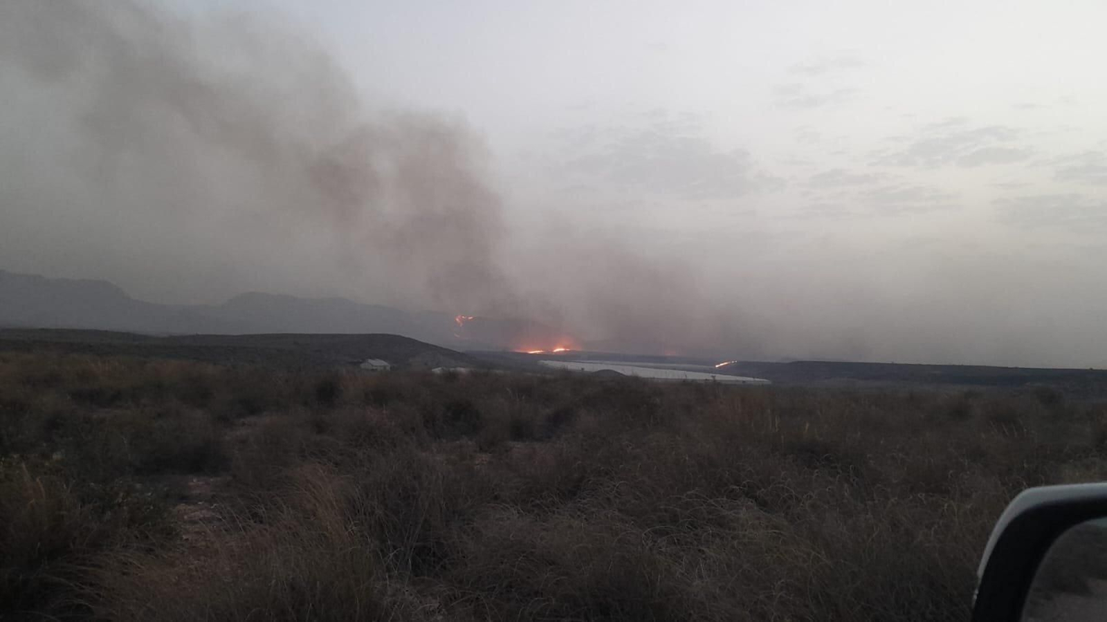 El incendio afecta a un paraje de Níjar.