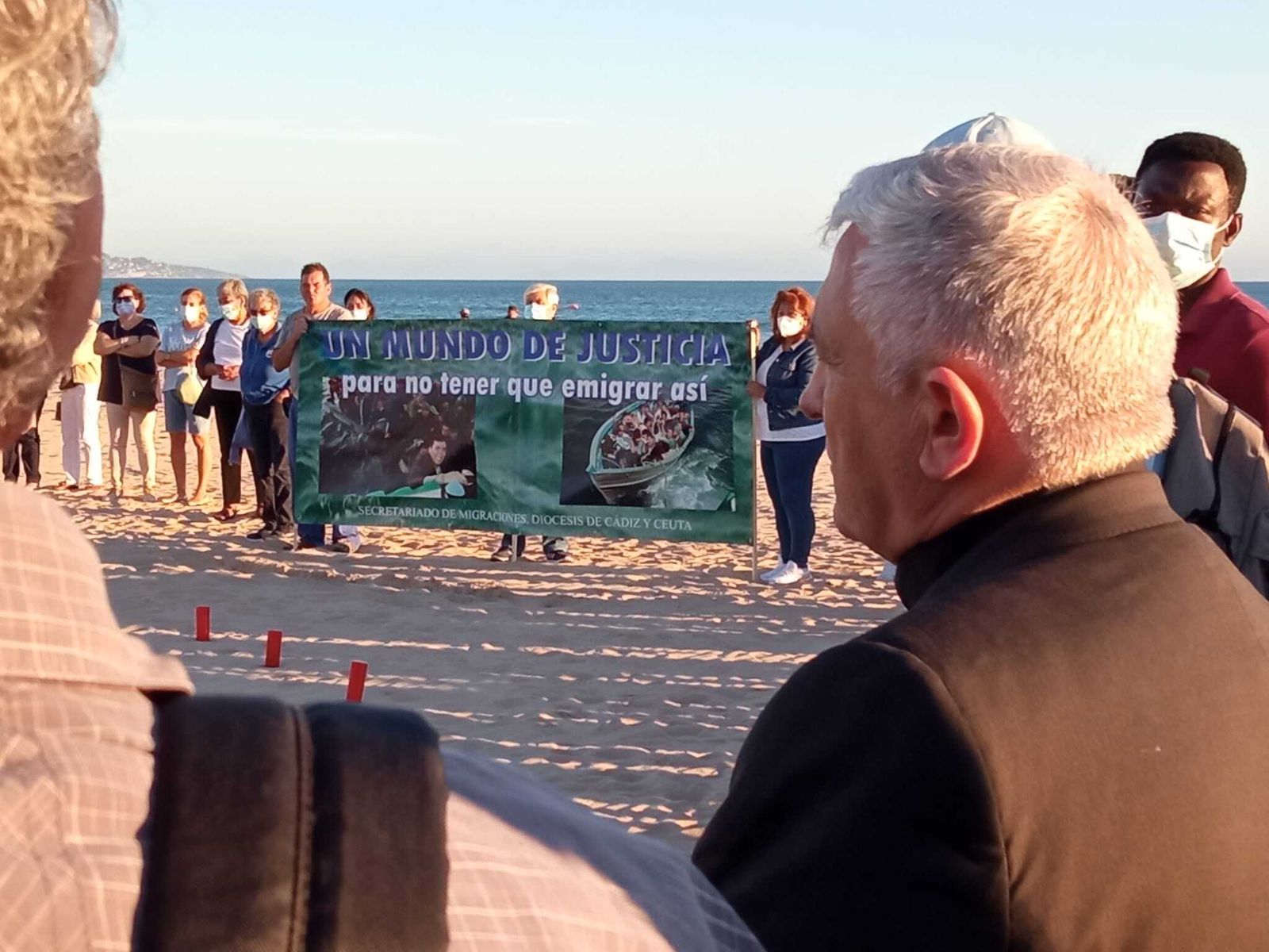 El obispo de la diócesis de Cádiz y Ceuta, Rafael Zornoza, en una vigilia convocada en Barbate tras un naufragio reciente.