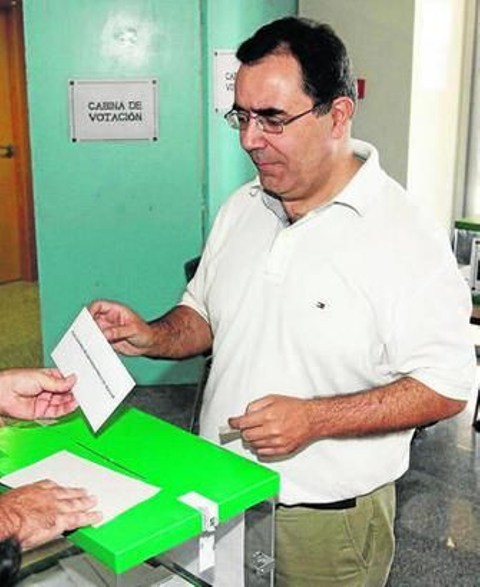 Vicente Guzmán, ayer, ejerciendo su voto.