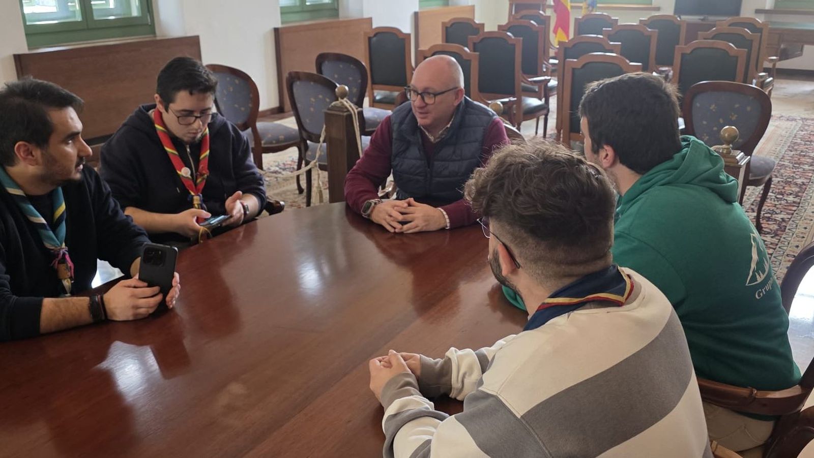 El concejal de Juventud y Deportes, con scouts de la ciudad.