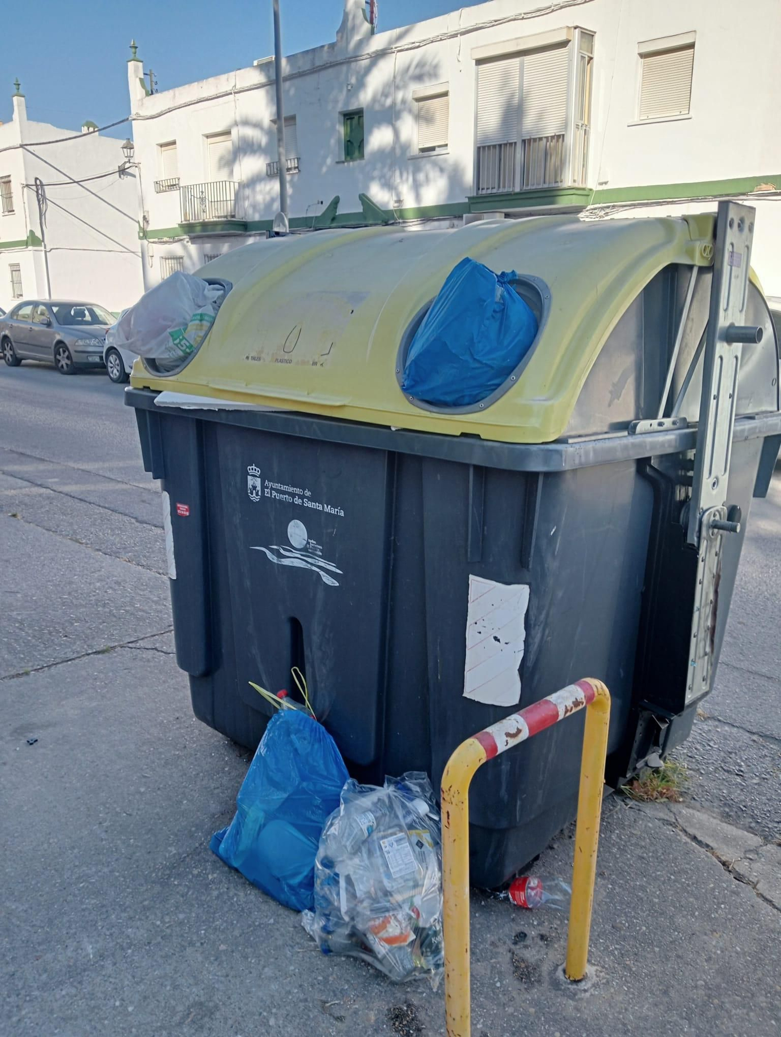 Contenedores con la basura sin recoger desde hace varios días en la avenida de la Bajamar.