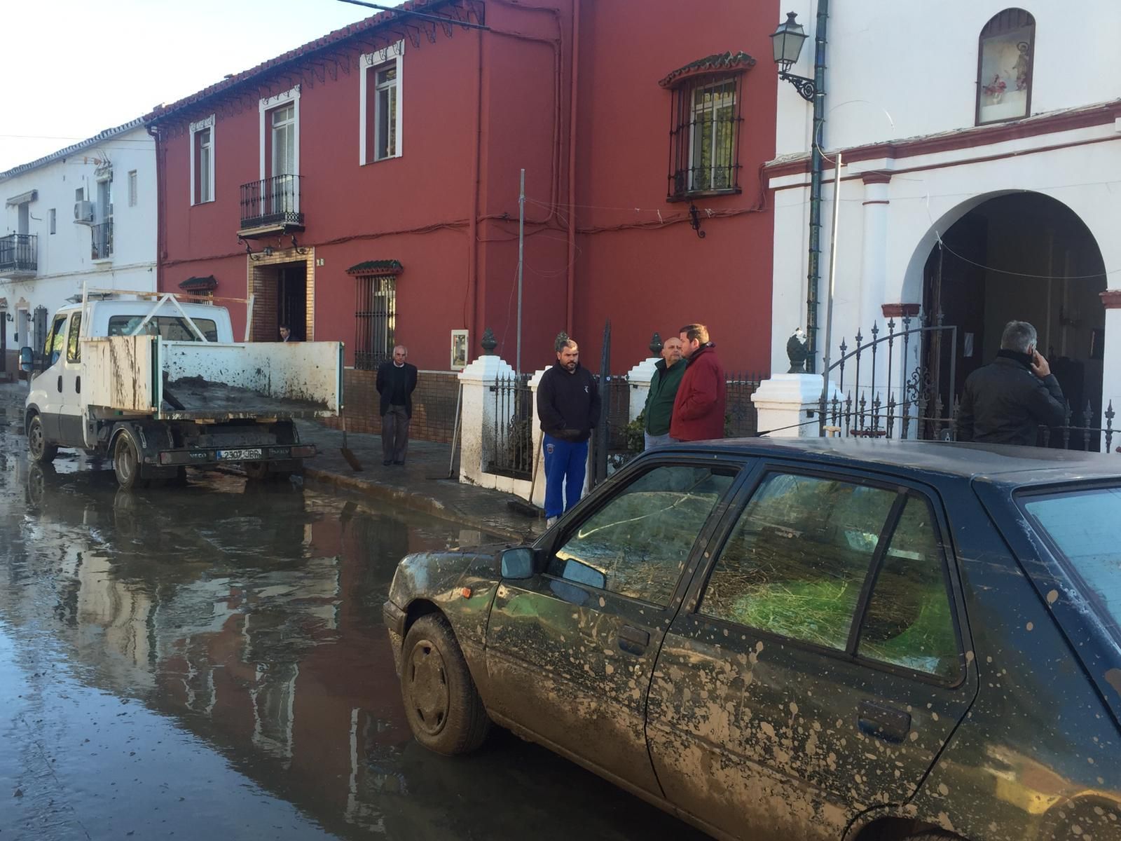 Imágenes de la inundación de El Trapiche, en Vélez-Málaga, por la rotura de una tubería del pantano de la Viñuela.
