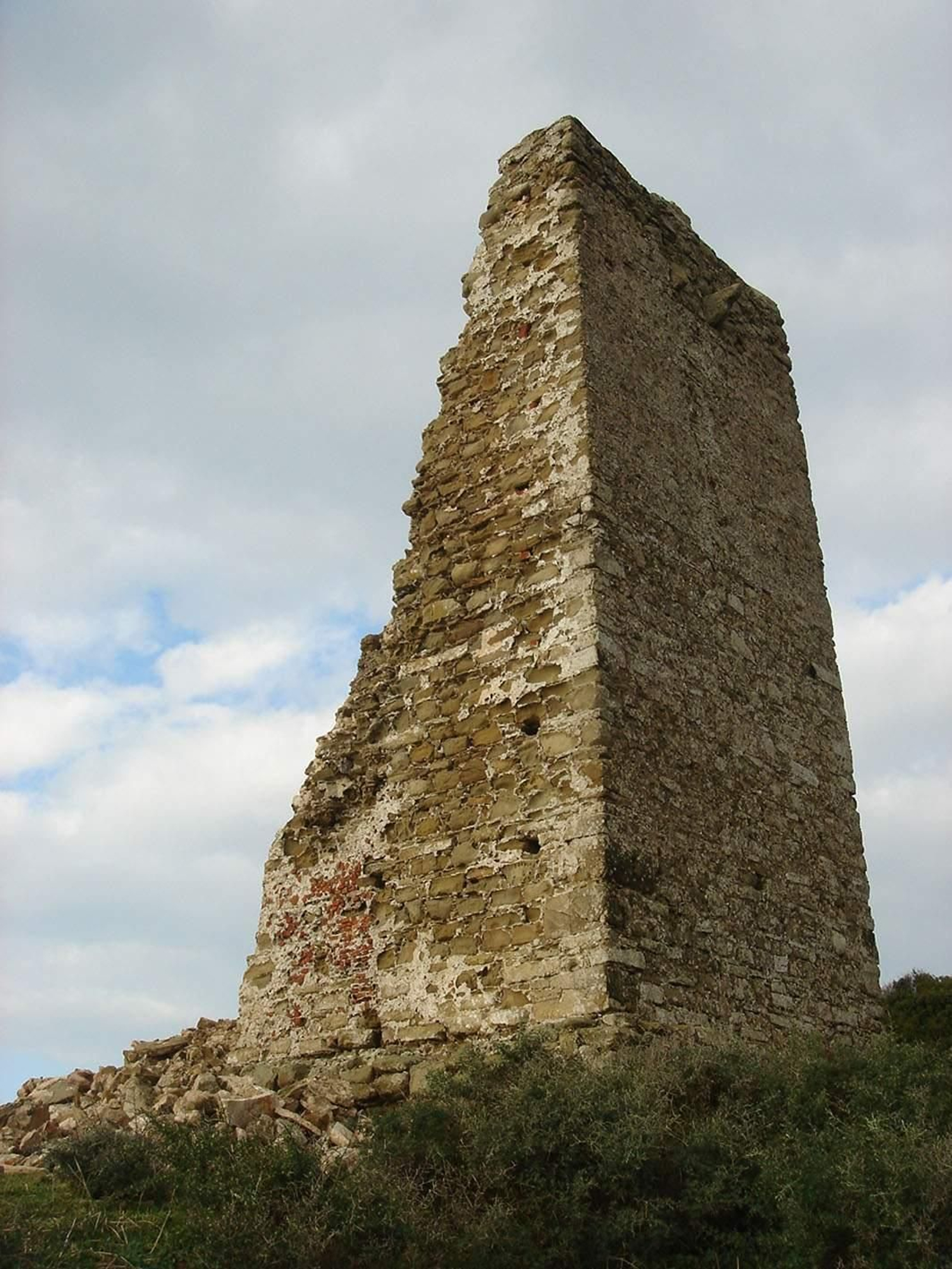 La Torre del Fraile, la construcción más antigua de Algeciras, en pésimo estado de conservación. La Torre del Fraile, la construcción más antigua de Algeciras, en pésimo estado de conservación.