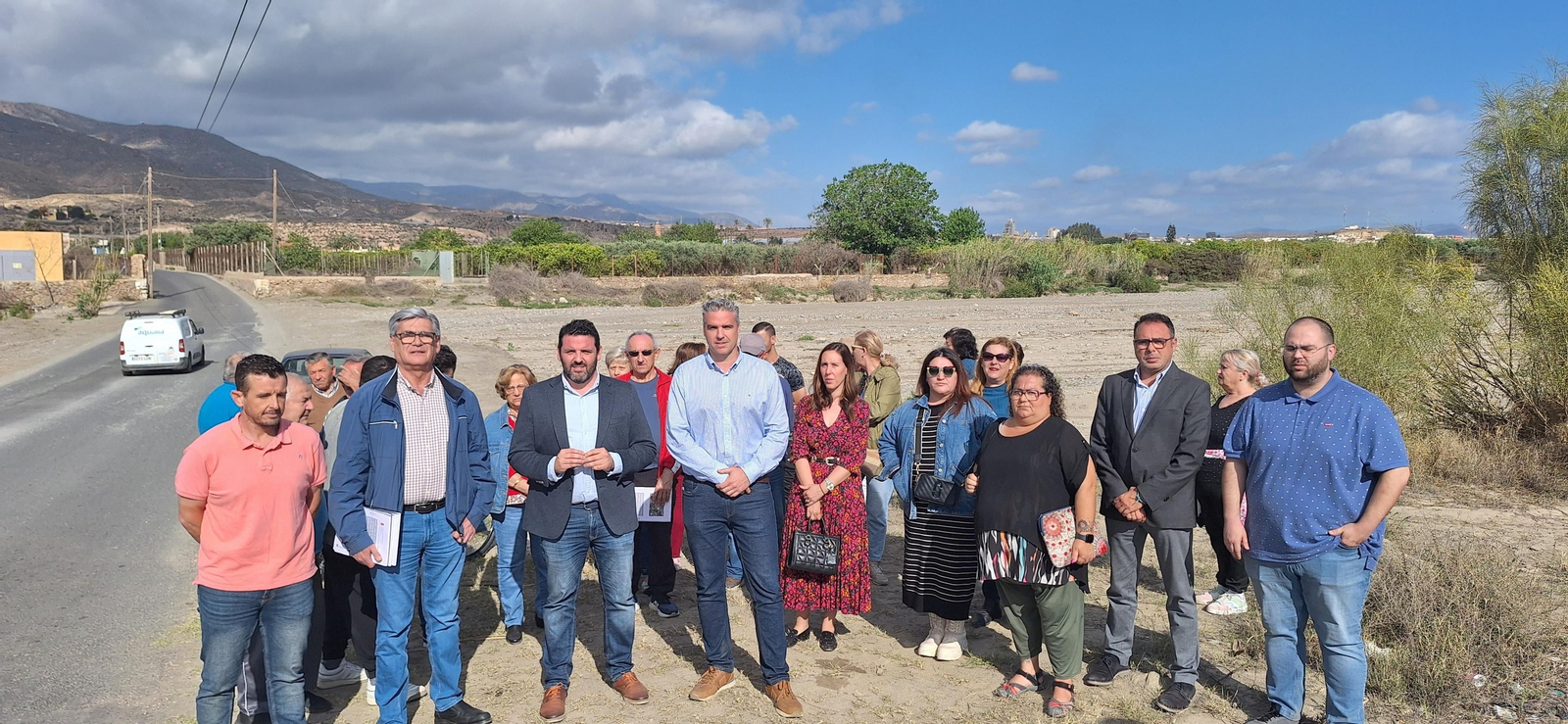 Diputados provinciales y alcaldes y concejales de la comarca junto al río Andarax.