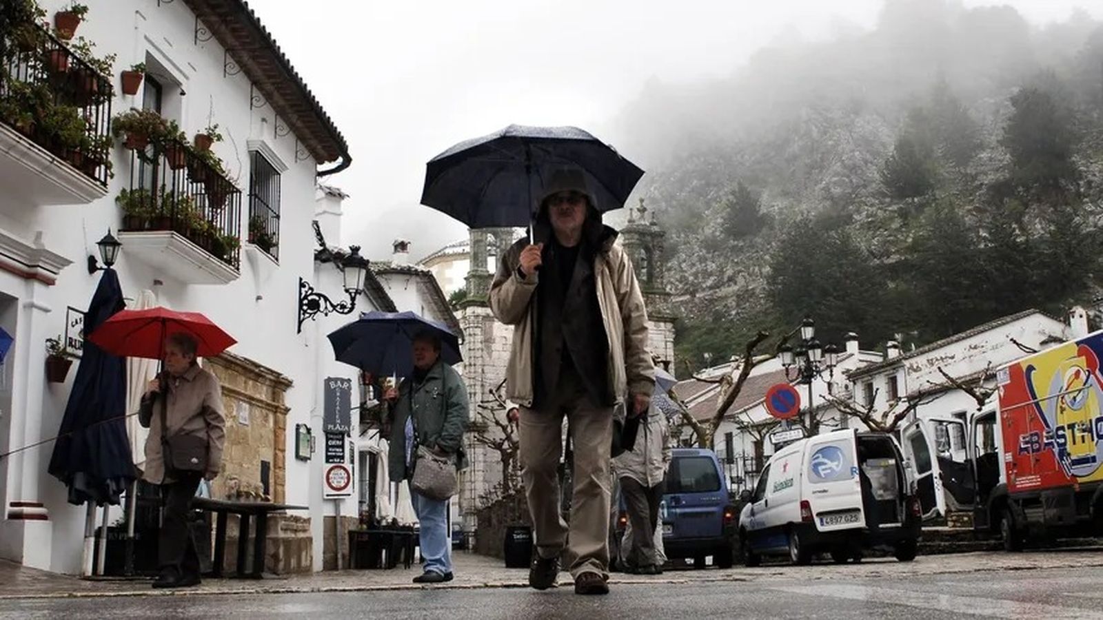 Varias personas se resguardan de la lluvia en la Sierra de Cádiz